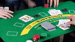 Meja Baccarat live dealer dengan kartu dan chip di studio HD agen88